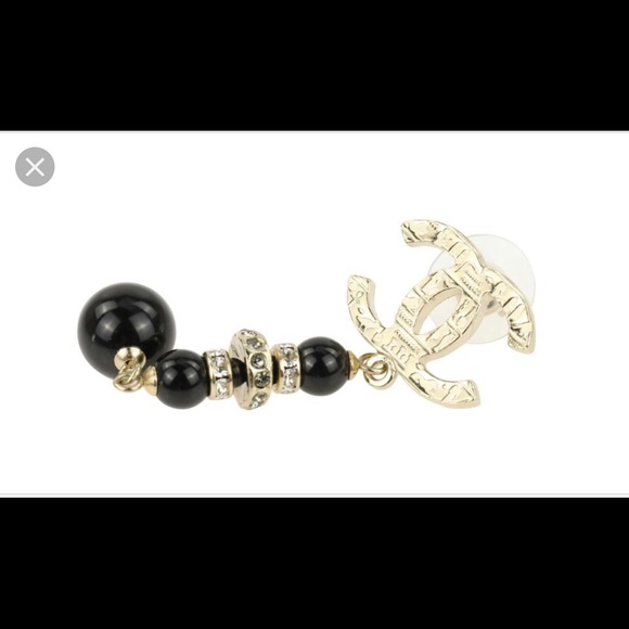 Authentic Chanel fall 2019 CC Logo earrings 🔥 - Picture 4 of 8